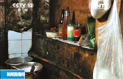 杭州：“線(xiàn)上餐館”黑作坊后廚漆黑爬蟑螂 網(wǎng)上訂餐需謹(jǐn)慎